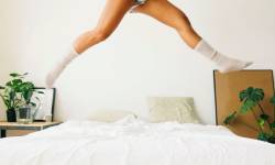 Звуки прыжков на кровати — скачать бесплатно и слушать онлайн