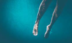 Звуки барахтанья ногами в воде — скачать бесплатно и слушать онлайн