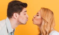 Звуки поцелуя людей: громкие, смачные в губы и щёку — скачать бесплатно и слушать онлайн